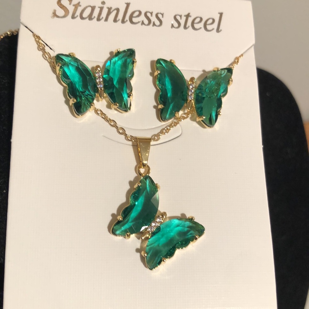 - Gold/Green Necklace Set